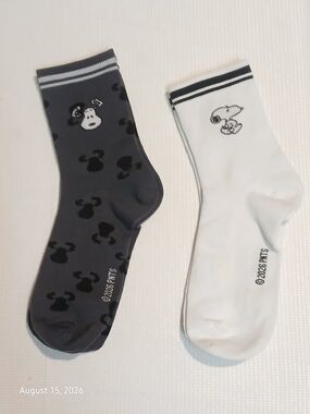 Peanuts -2 Pairs Embroidered Everyday Use Mid-Cafe Snoopy Socks 6.7" Shaft Hight